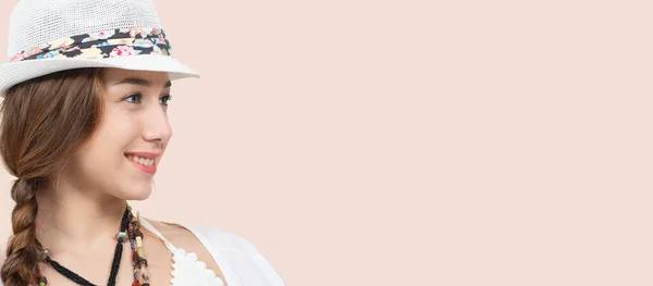 夏の帽子をかぶった美しいヒッピーの女の子の肖像画 — ストック写真