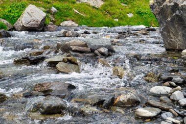 Dağdaki küçük bir akış manzarası