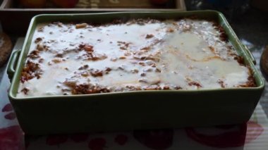 Kadın mutfakta lazanya hazırlıyor.