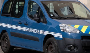 Jandarma Fransa arabası Fransız askeri polis aracında demektir. 