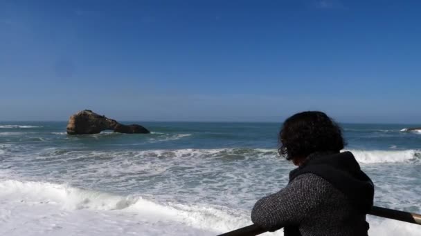 Kadın Biarritz Sahilinde Vawes Arıyor Fransa — Stok video