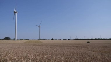 Fransa kırsalında rüzgar türbini enerji çiftliği