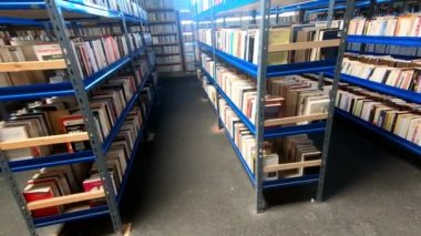 Çok eski kitaplar kitapçı veya kitaplıkta