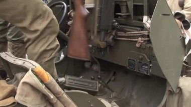 2. Dünya Savaşı 'ndan kalma Amerikan Jeep' ine yakın.
