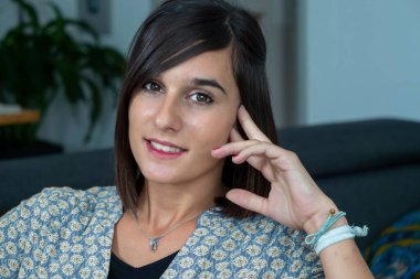 Güzel bir genç kız bir kamera resmine bakıyor.