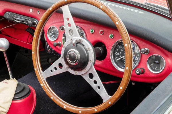 Sterren Wiel Dashboard Een Vintage Sportwagen — Stockfoto