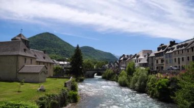 Torrent, Arreau köyünde. Pyrenes Dağları. Güney Fransa