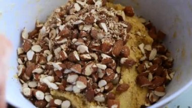 Kurabiye pişirmek için malzemeleri kaseye koyuyoruz.