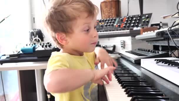 Niño Tocando Piano Eléctrico — Vídeos de Stock
