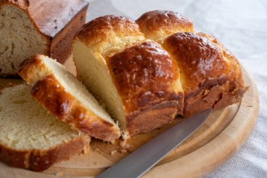 Kesme tahtasının üzerinde ev yapımı brioche. 