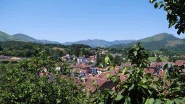 Güzel bir köy Saint Jean Pied de Port, Pyrenes dağları, Fransa