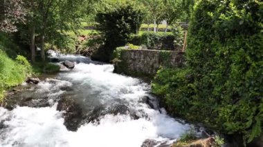 İlkbaharda kırsal bölgede bir sel manzarası, Fransa Pirene Dağları