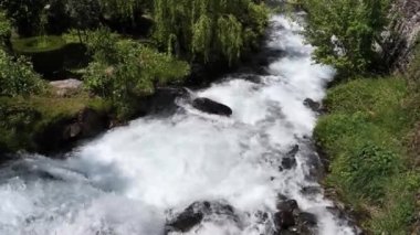 İlkbaharda kırsal bölgede bir sel manzarası, Fransa Pirene Dağları