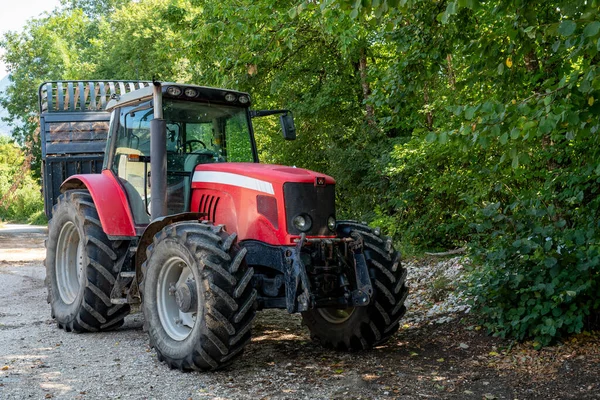 Tractor Rojo Granja —  Fotos de Stock