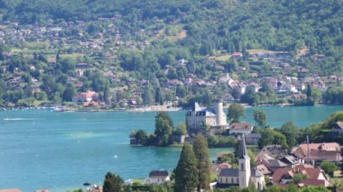 Fransa 'nın Annecy Gölü' ndeki Fransız Alpleri 'nin güzel manzarası