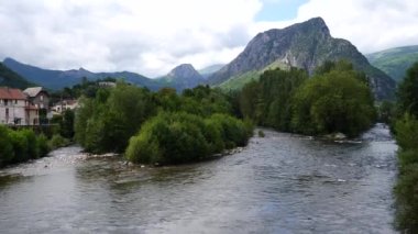 Nehir ve kırsal kesimin genel görünümü, Tarascon-sur-Ariege, Ariege, Midi-Pyrenees,
