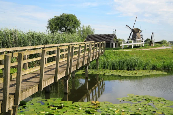 Kinderdijk windmill, bridge — Stock Photo, Image
