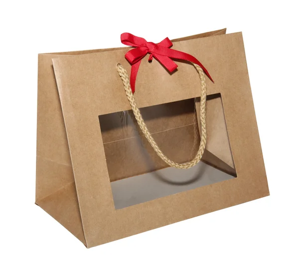 Kraft papier geschenk tas met een transparant venster met een rode strik op witte achtergrond met touw behandelt 001 — Stockfoto