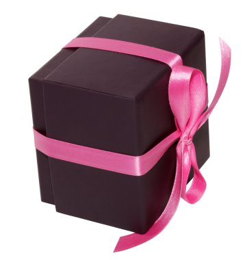 Beyaz arka planda 005 pembe kurdele ile kahverengi hediye kutusu