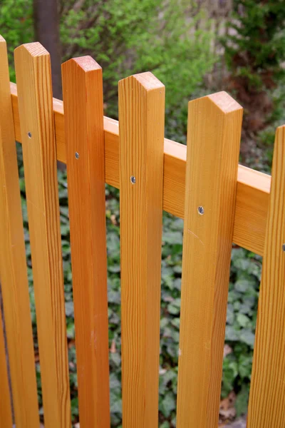 yeni ahşap çit arka vidaları ile bağlı temiz düz bir çıta