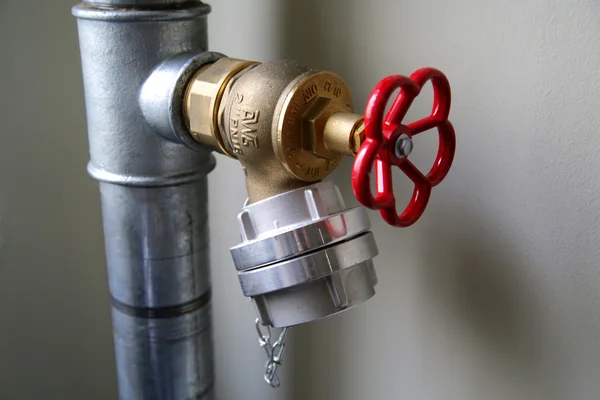 Kırmızı metal Yangın musluğunun kapalı, yangın musluğu