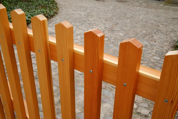 きちんと平らなスラットのネジで接続されている新しい木製のフェンスの背景 — ストック写真