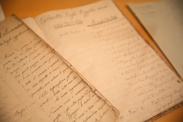 Vieilles notes manuscrites dans un vieux carnet de notes battu — Photo