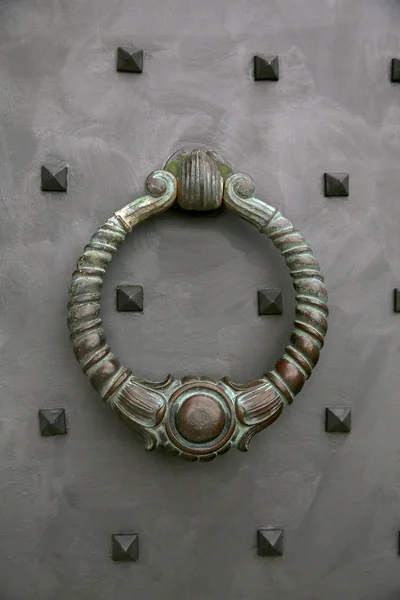 arka plan eski metal Dekoratif metal üzerindeki kolu monte cassino abbey kapısı eski bir kapı