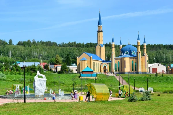 모스크 "성실" 및 "백색 표범 공원" — 스톡 사진
