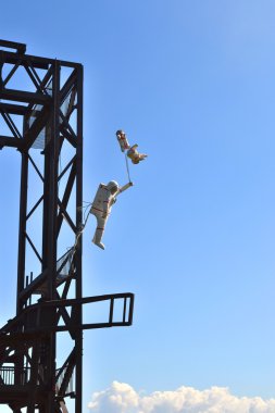 Kozmonot uzayda köpekler Belka ve Strelka yürür. Teleferiğin desteği, göksel arka plan