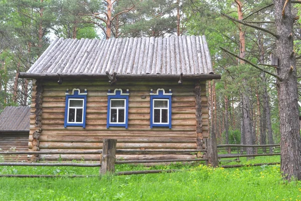 Sebuah rumah kayu dari orang Siberia Barat Shors — Stok Foto