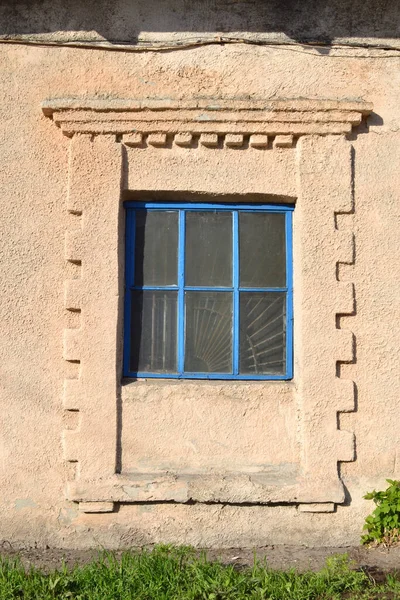 Okno Drewnianej Ramie Metalowa Krata Starym Budynku — Zdjęcie stockowe