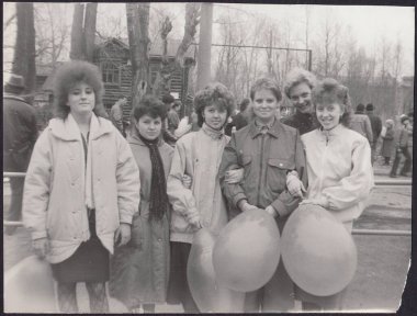 RUSSIA - TOPKI, 2015: Gösteriden sonra genç liseli kızlar. Eski siyah beyaz fotoğraf, yaklaşık 1990 'larda.