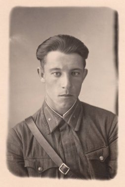 RUSSIA - TOPKI, 2018 Kızıl Ordu 'nun ikinci teğmeninin portresi. 1940 'larda çekilmiş eski bir savaş fotoğrafı.