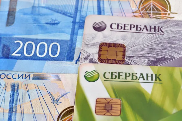 RUSSIA - TOPKI, 26 Haziran 2020: Plastik banka kartları Rus parasının üzerinde