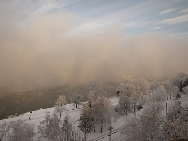 Wintertijd - mistig weer in de buurt van de rivier de Donau in de buurt van ruse — Stockfoto