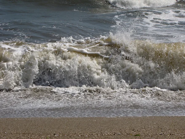 Splash onde sulla spiaggia - paesaggi balneari bulgari - Sinemorets — Foto Stock