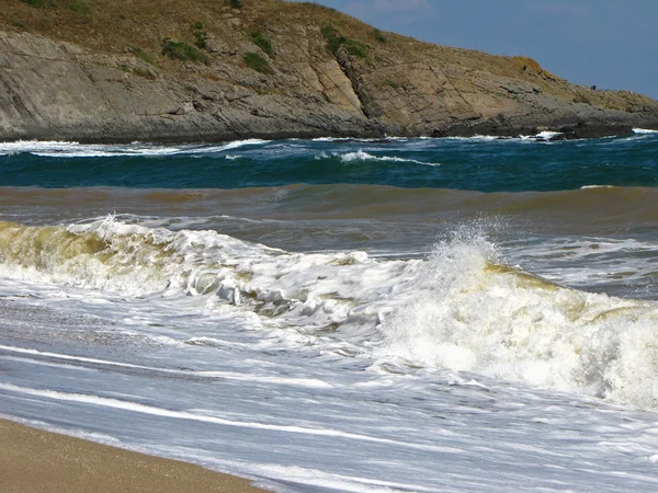 Spritzende Wellen am Strand - bulgarische Küstenlandschaften - sinemorets — Stockfoto