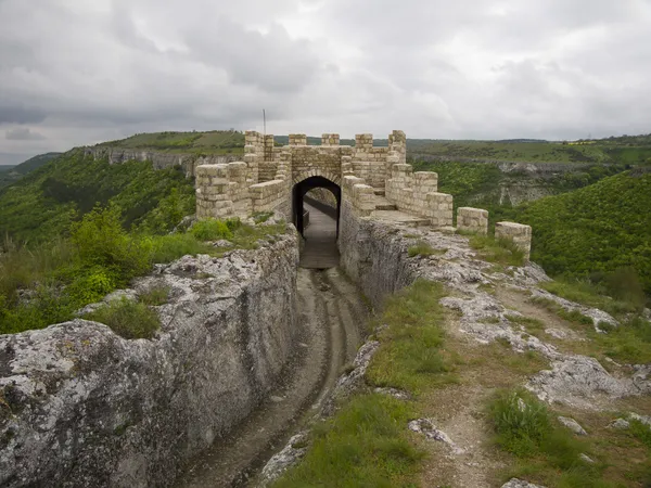 Locații de călătorie în Bulgaria, vedere la oraș Provadia din cetatea Ovech — Fotografie, imagine de stoc