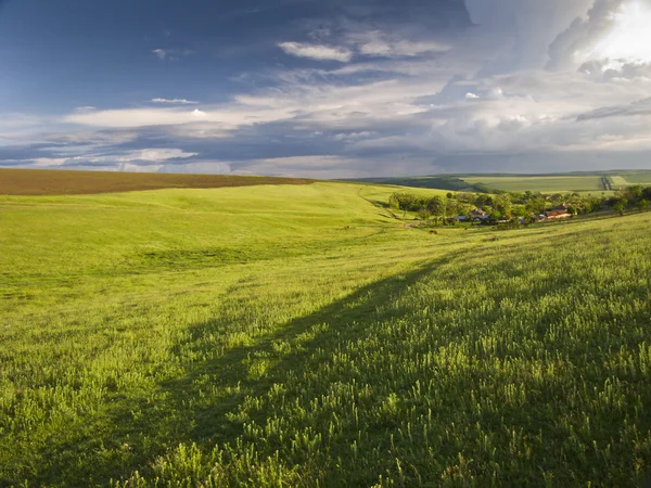 Hermosas imágenes del paisaje rural en el clima soleado y nublado —  Fotos de Stock