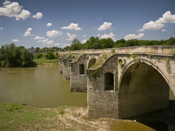 Byala brug is een boogbrug over de yantra rivier in het noorden van Bulgarije — Stockfoto