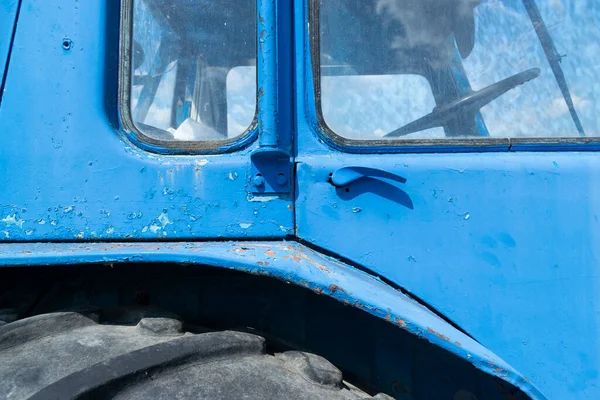 Old Dilapidated Blue Wheeled Tractor Back Yard — Stock Photo, Image