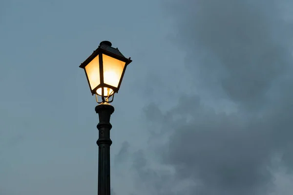 Silhouet Van Een Straatlamp Bewolkte Avond — Stockfoto