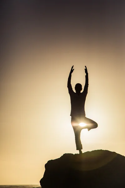 Playa del atardecer del yoga —  Fotos de Stock