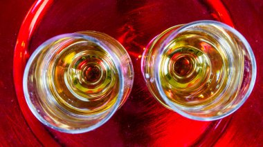 İki şarap bardağı.