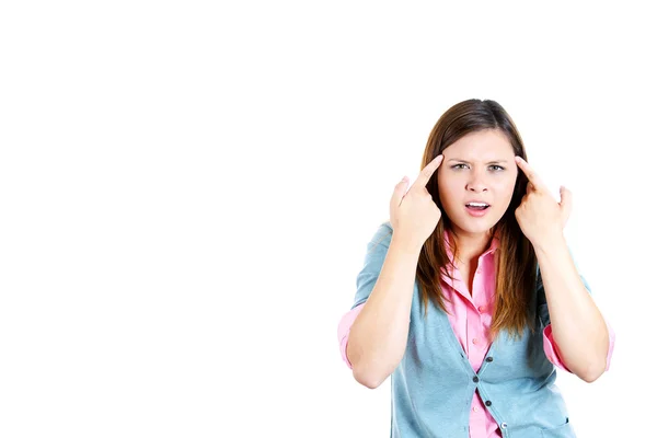 Jonge vrouw met haar vingers tegen haar tempel gebaren — Stockfoto