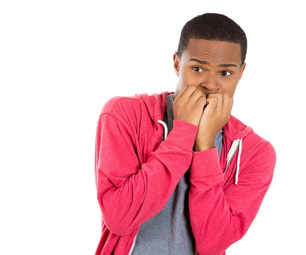 Nahaufnahme Porträt eines jungen, gestressten, verängstigten, gutaussehenden Mannes Hände in den Mund, ängstlich und angespannt in Erwartung von etwas — Stockfoto