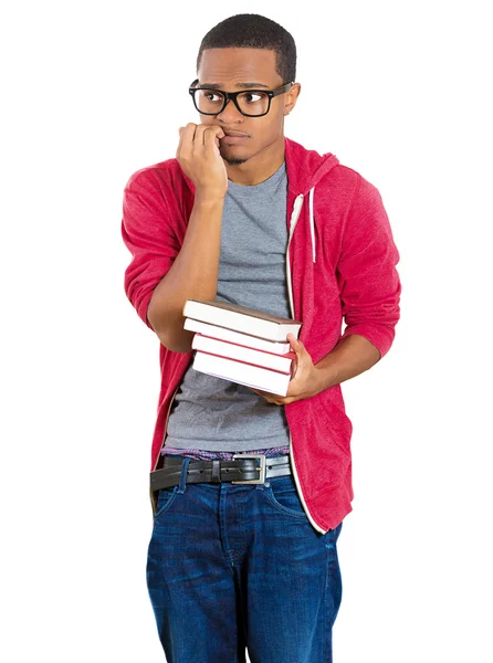 Primer plano de un joven guapo, con gafas grandes, sosteniendo libros, ansioso en anticipación de los exámenes finales, prueba de examen — Foto de Stock