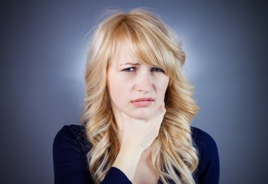 iğrenme yüzü olan kadın