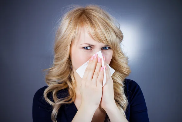 Άρρωστη γυναίκα έφηβος με αλλεργία — Φωτογραφία Αρχείου